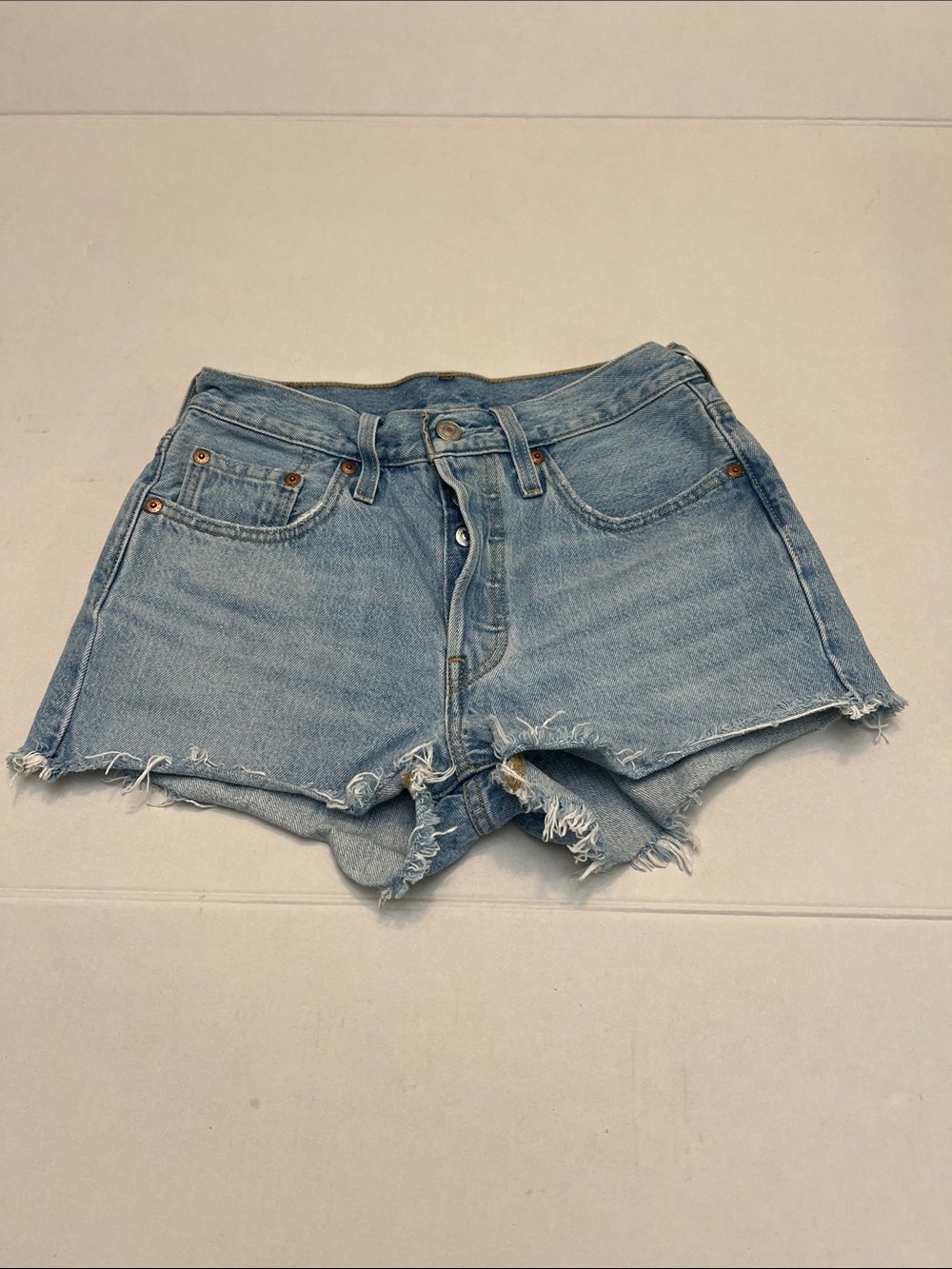 Levi’s women’s lightwash cut off denim shortie shorts size 26